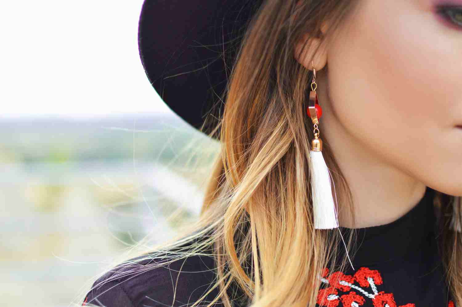 Mujer con pendientes largos modernos – Joyería Sarang