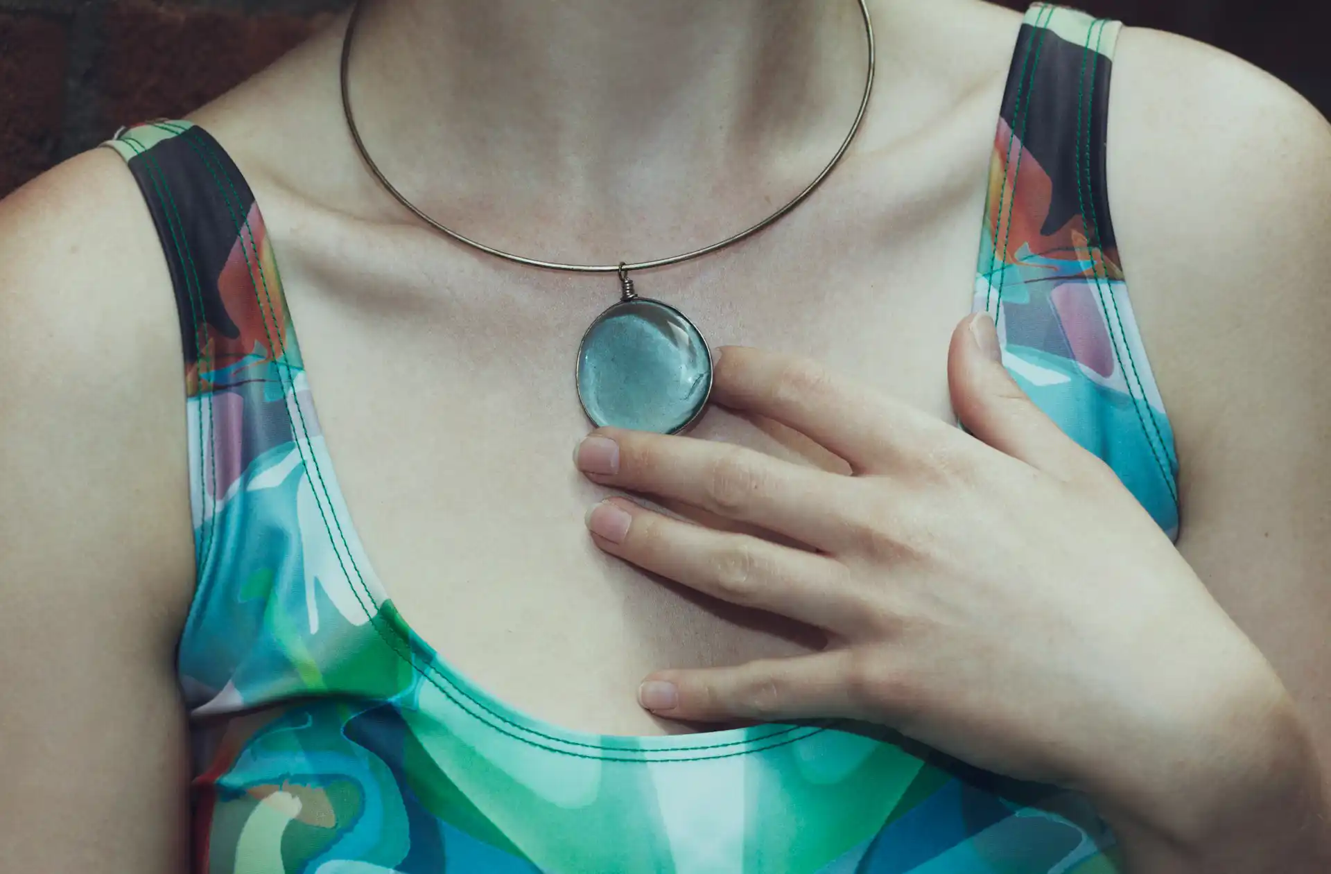 Colgante para mujer con diseño elegante, ideal para uso diario o ocasiones especiales